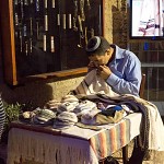 Le vendeur de Kippot. כיפה שחורה, כיפה סרוגה וכיפה נחמנית